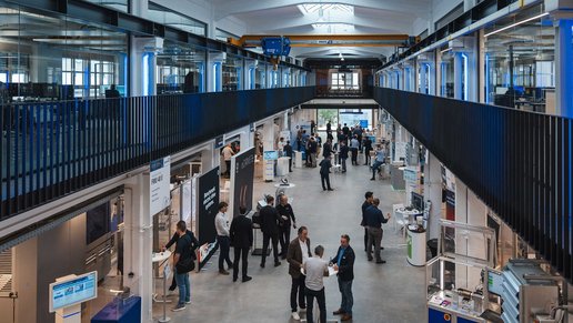 Zahlreiche Besucher auf den RED 2024 im neuen E-Mobility-Campus.