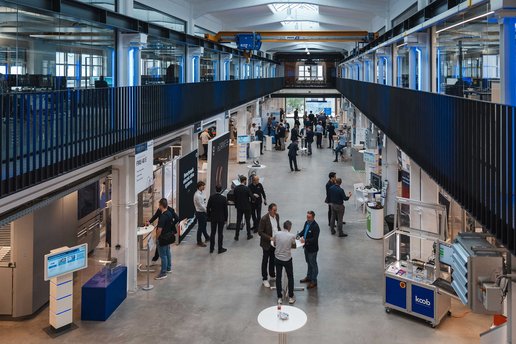 Zahlreiche Besucher auf den RED 2024 im neuen E-Mobility-Campus.